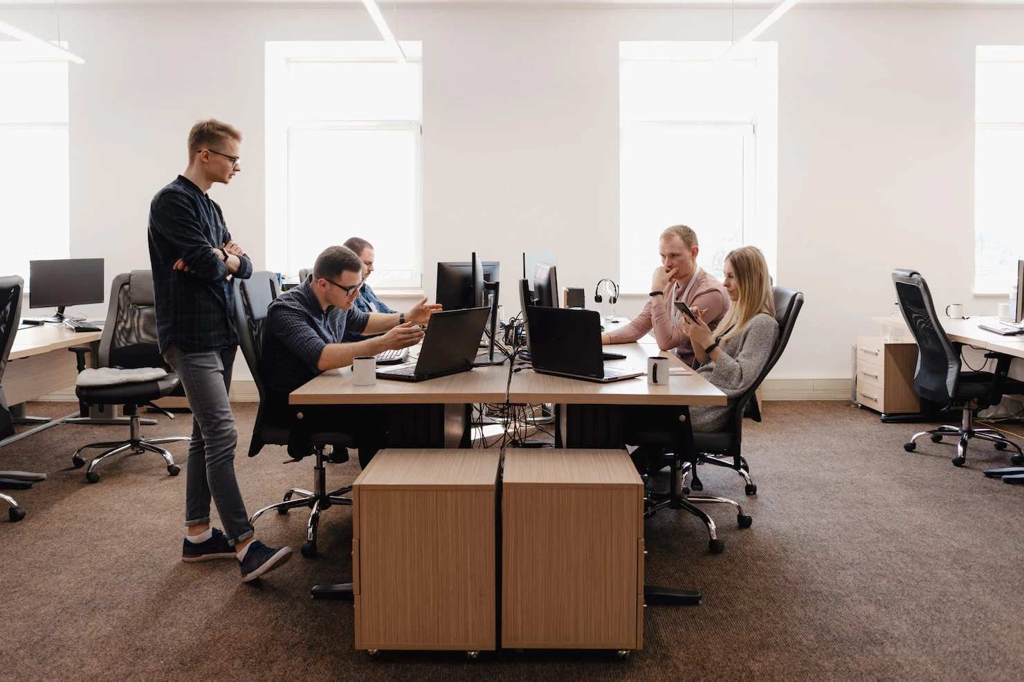 group-young-business-people-working-office_158595-